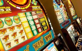 42C Slot Myanmar Online Gaming Platform ကို ကိုယ်စားပြုသော Gaming Setup မြင်ကွင်း၊ Slot နှင့် Casino ဂိမ်းများ ကစားနေသောပုံ
